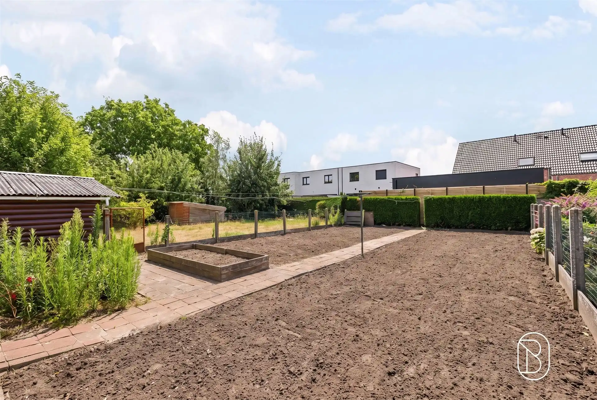 Degelijke villa met grote tuin.  foto 16