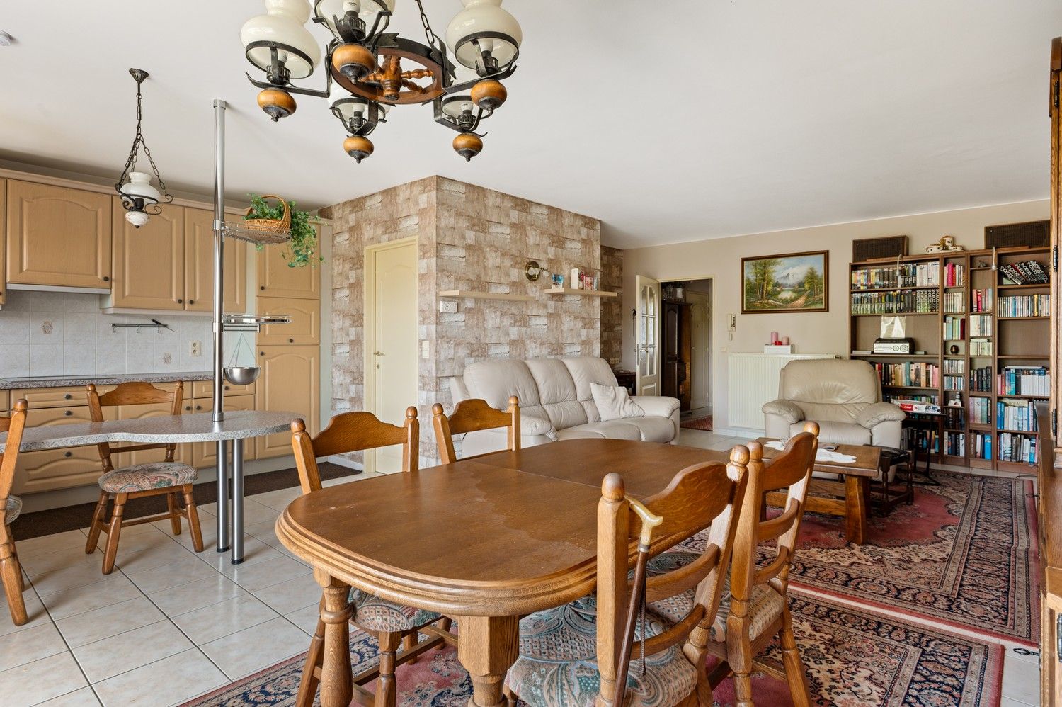 Ruim appartement met zeer ruime garage en terras in het centrum van Sint-Job-in-'t-Goor! foto 4