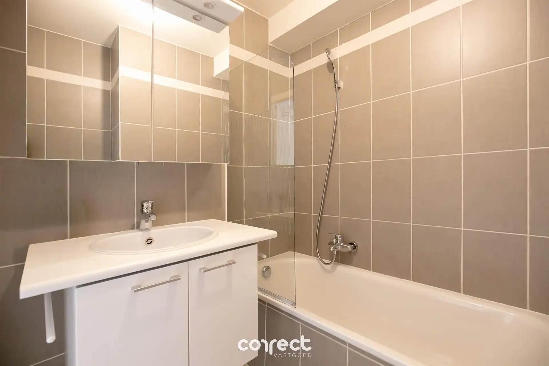 Centraal gelegen, recent , instapklaar gemeubeld appartement met 2 terrassen. foto 7