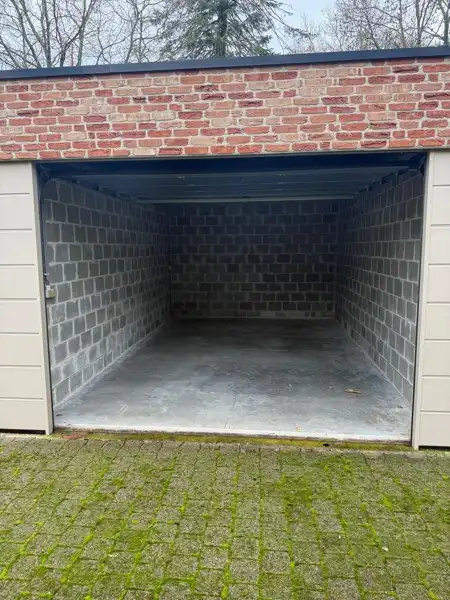 Garage te huur gelegen in het centrum van Wakken. foto 3