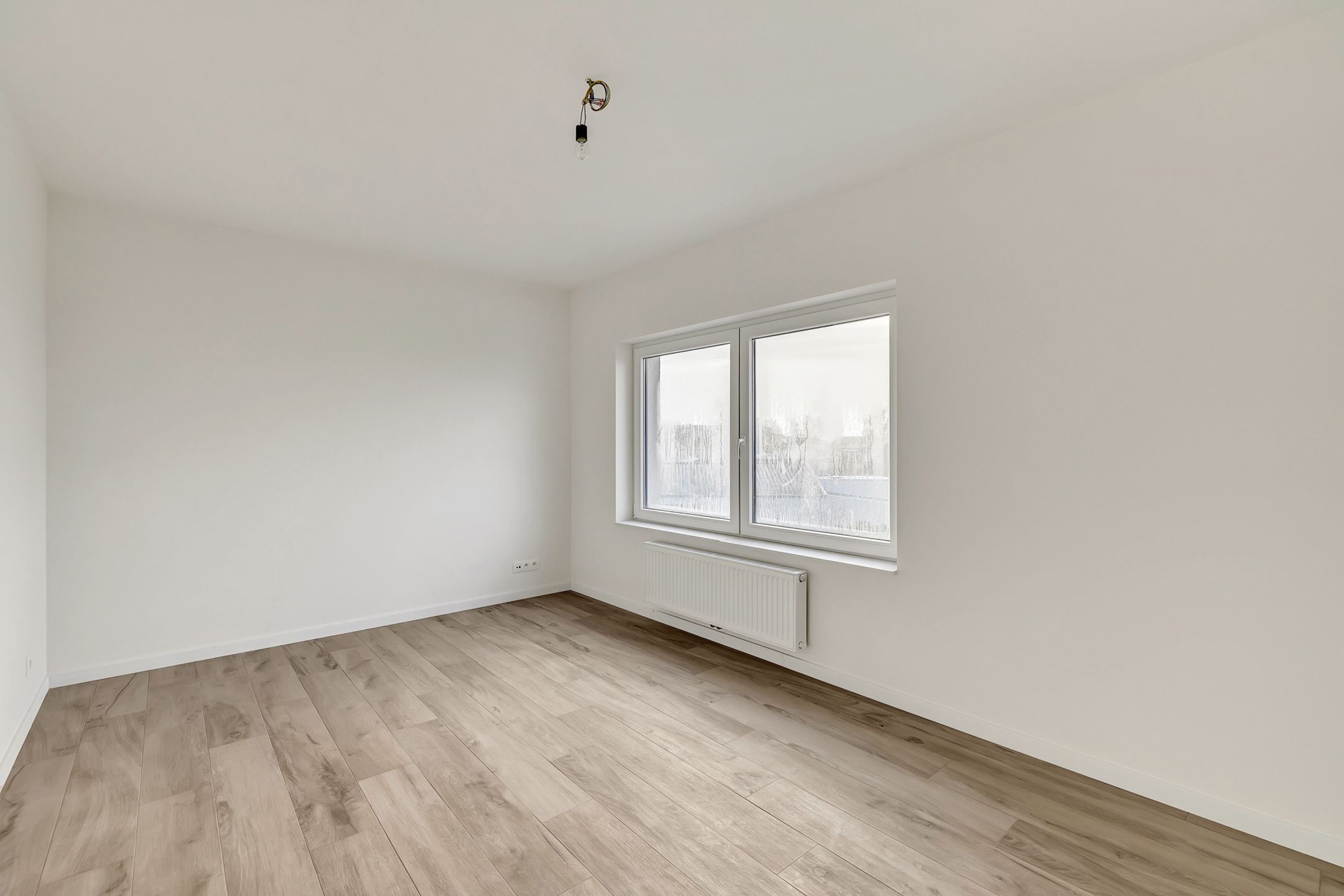 Totaal gerenoveerd appartement met 2 slpks en garage foto 9