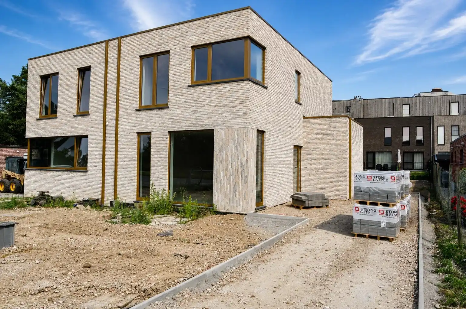 VOLLEDIG AFGEWERKTE NIEUWBOUWWONING MET 3 SLPK'S IN SINT-LAMBRECHTS-HERK (HASSELT) foto {{pictureIndex}}
