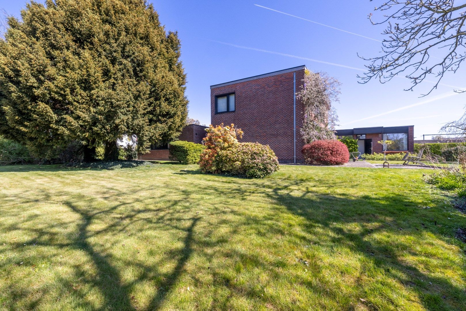 Unieke voormalige dokterswoning met 5 slk, prachtige tuin (of extra bouwgrond) en praktijk foto {{pictureIndex}}