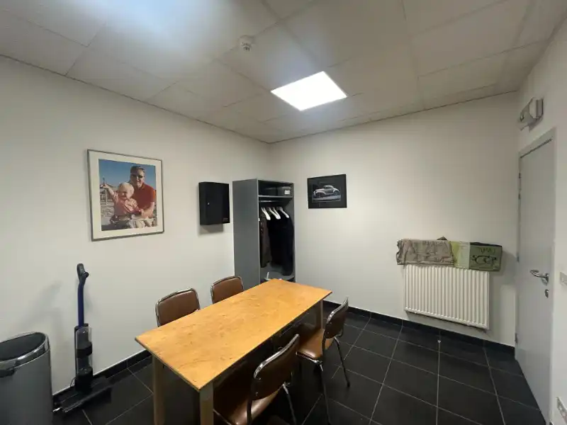 Instapklare KMO-unit met magazijn, kantoor & parking foto 10