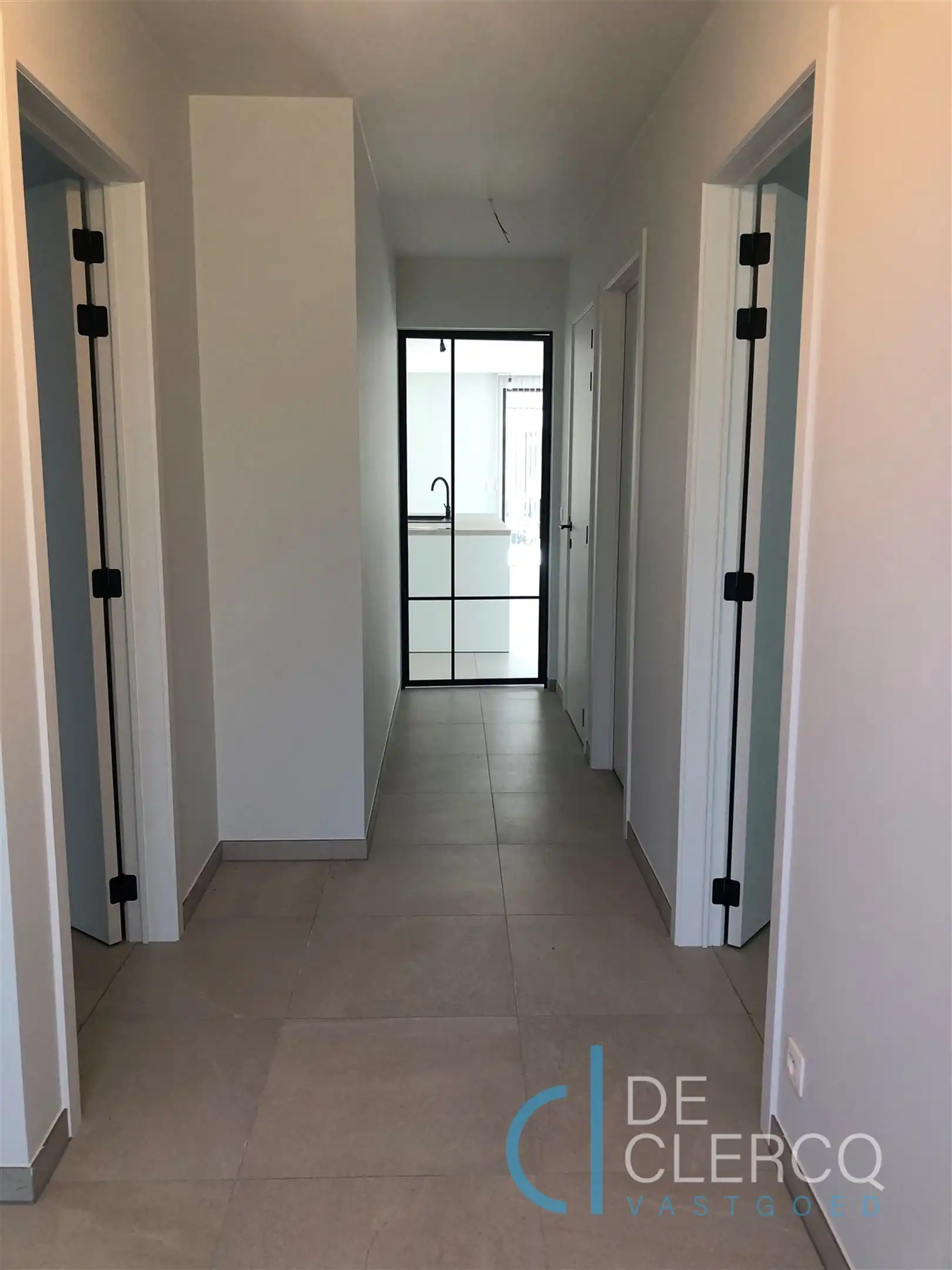 Gloednieuw gelijkvloers appartement in hartje Lochristi! foto 2