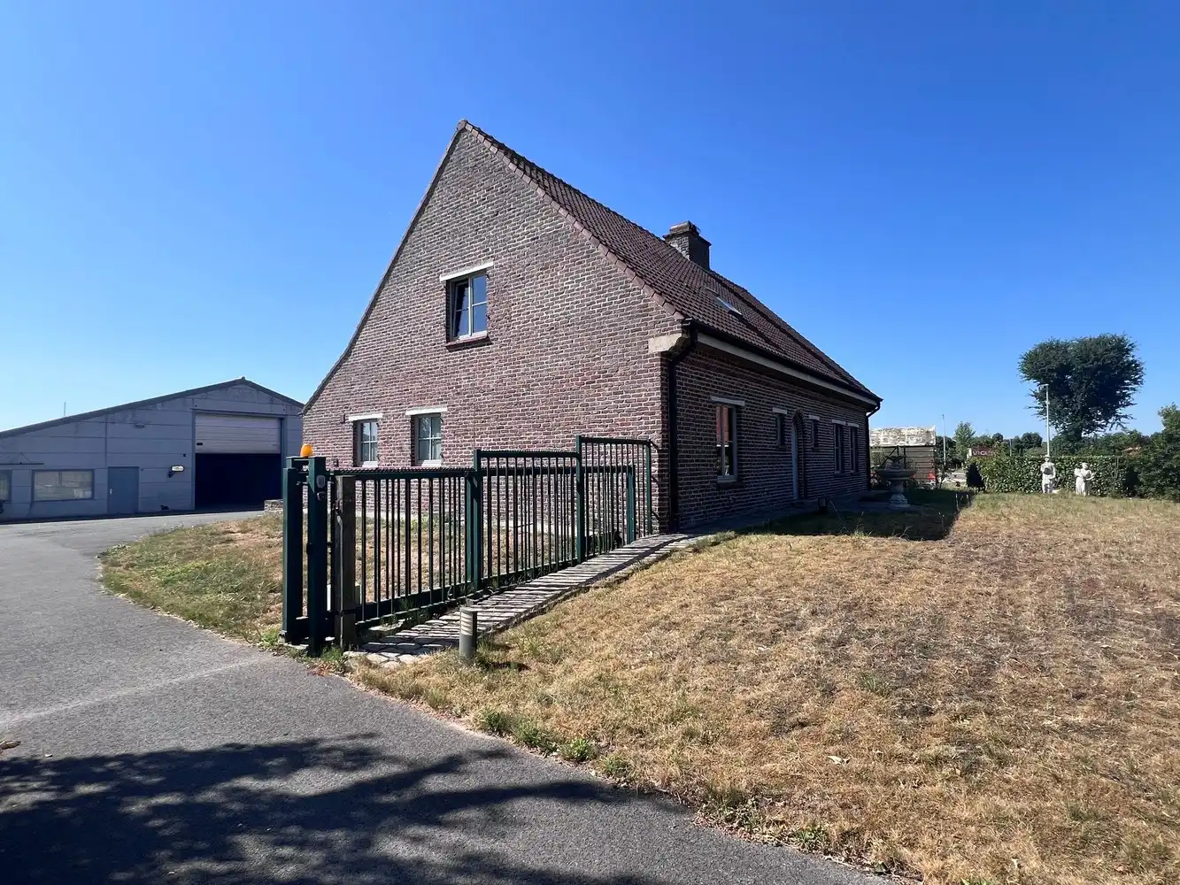 Ruime villa met 5 slaapkamers en loods foto {{pictureIndex}}