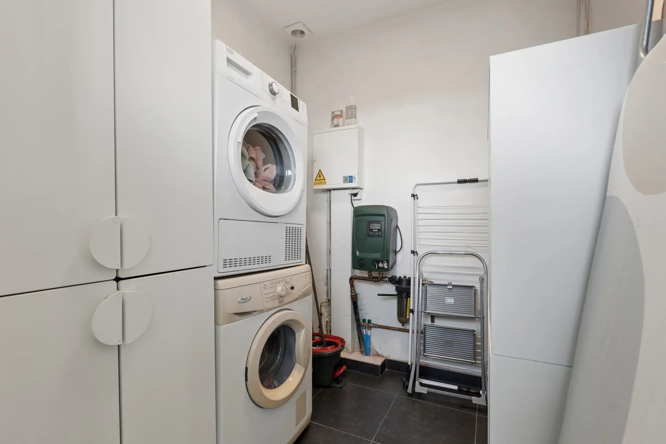 Ruime, deels gerenoveerde 3-gevelwoning met 3 slks en tuin foto 13