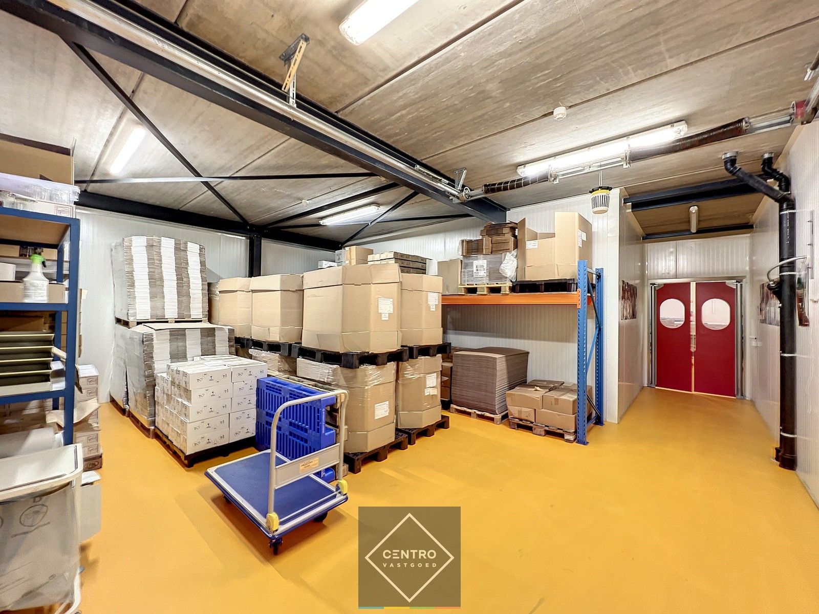 Instapklaar BEDRIJFSPAND (550 m²) met ruim LOFT-APPARTEMENT (4 slpk). Op ambachtelijke zone te Ledegem. Ideaal voor voeding (huidige uitbating: verwerking van chocolade)! foto 15