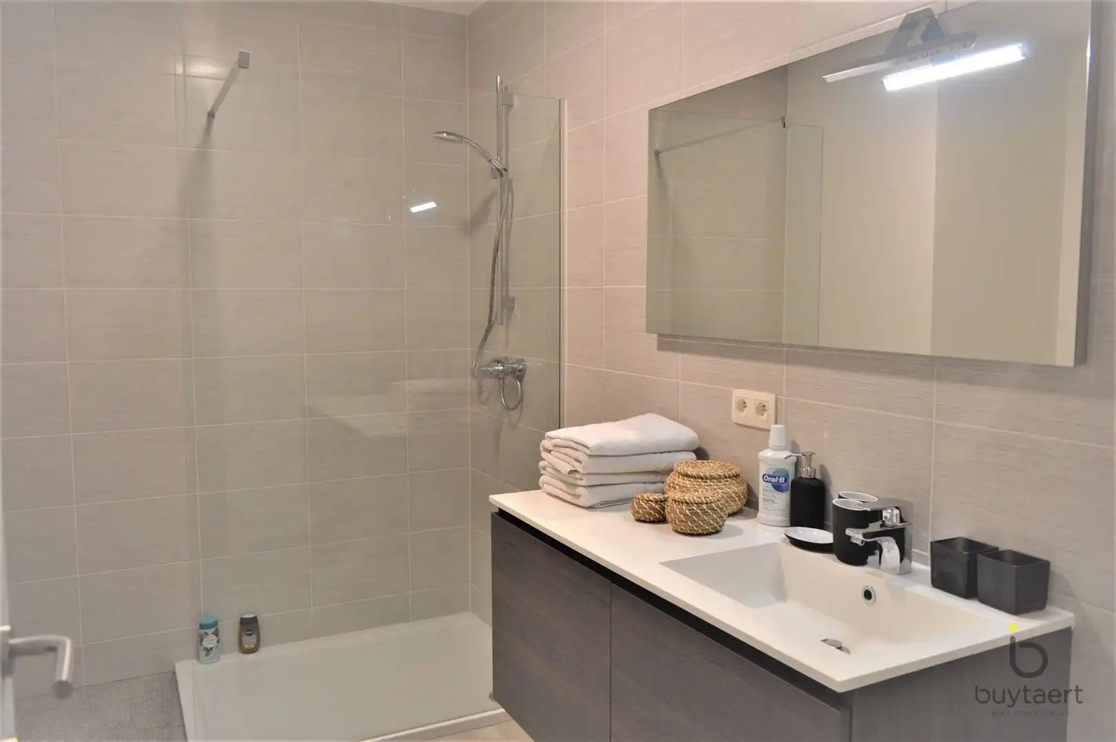 Frontaal waterzicht vanuit dit lumineuze recente appartement met terras! foto 6