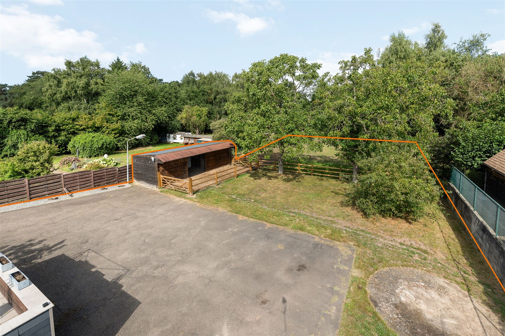 ZEER RUIME EN RECENT GERENOVEERDE WONING OP EEN PERCEEL VAN 2367m² UITGERUST MET EEN VERGUNDE PAARDENSTAL EN ACHTERLIGGENDE WEIDE foto 2