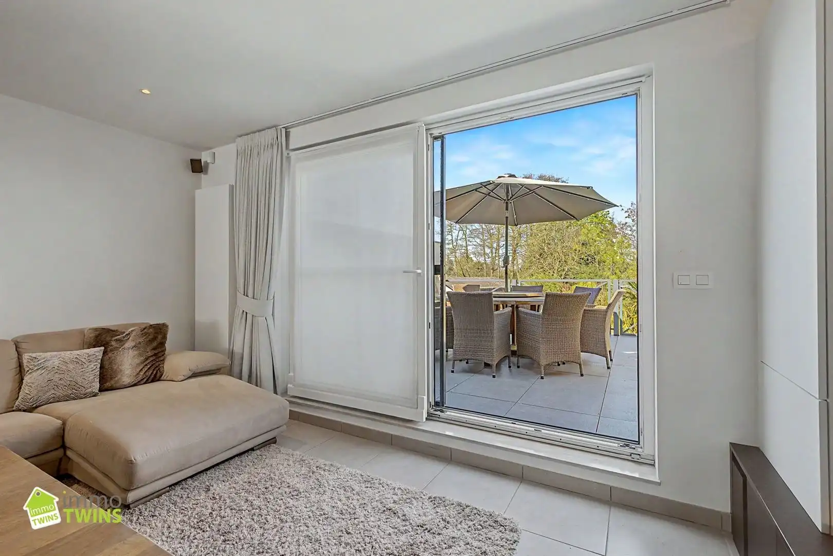 Prachtige instapklare woning met zeer ruime inpandige garage, aangelegde tuin met terras te Waasmunster foto 4