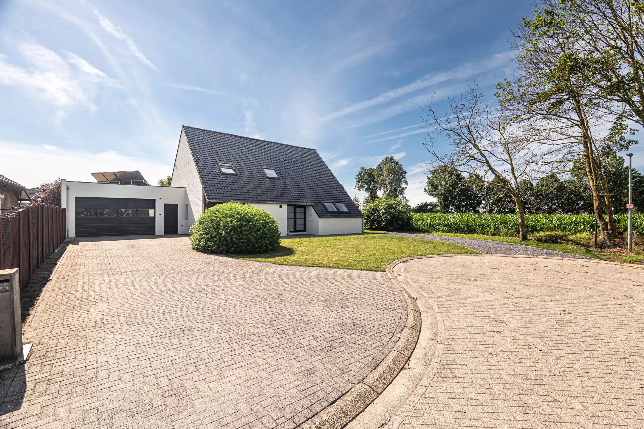 Woning met grote garage op 925m² perceel in Ravels-Eel foto {{pictureIndex}}