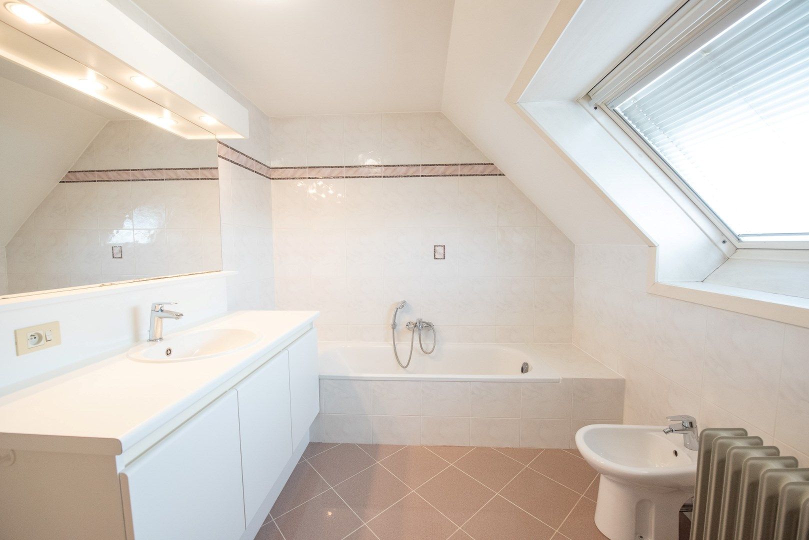 Ruim duplex appartement met terras en garage in centrum Zulte!  foto 14