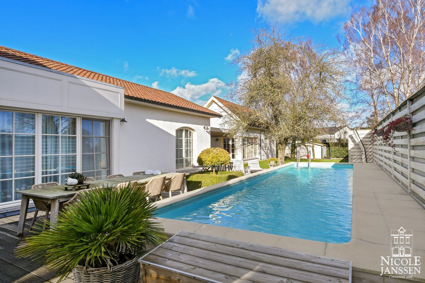 Verrassend ruime woning met bijgebouw en mooie tuin met zwembad foto 31