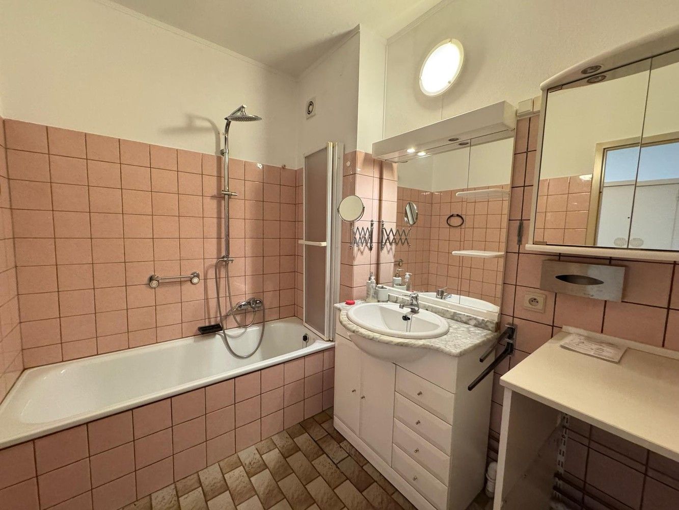 Zeer ruim appartement in groene omgeving foto 8