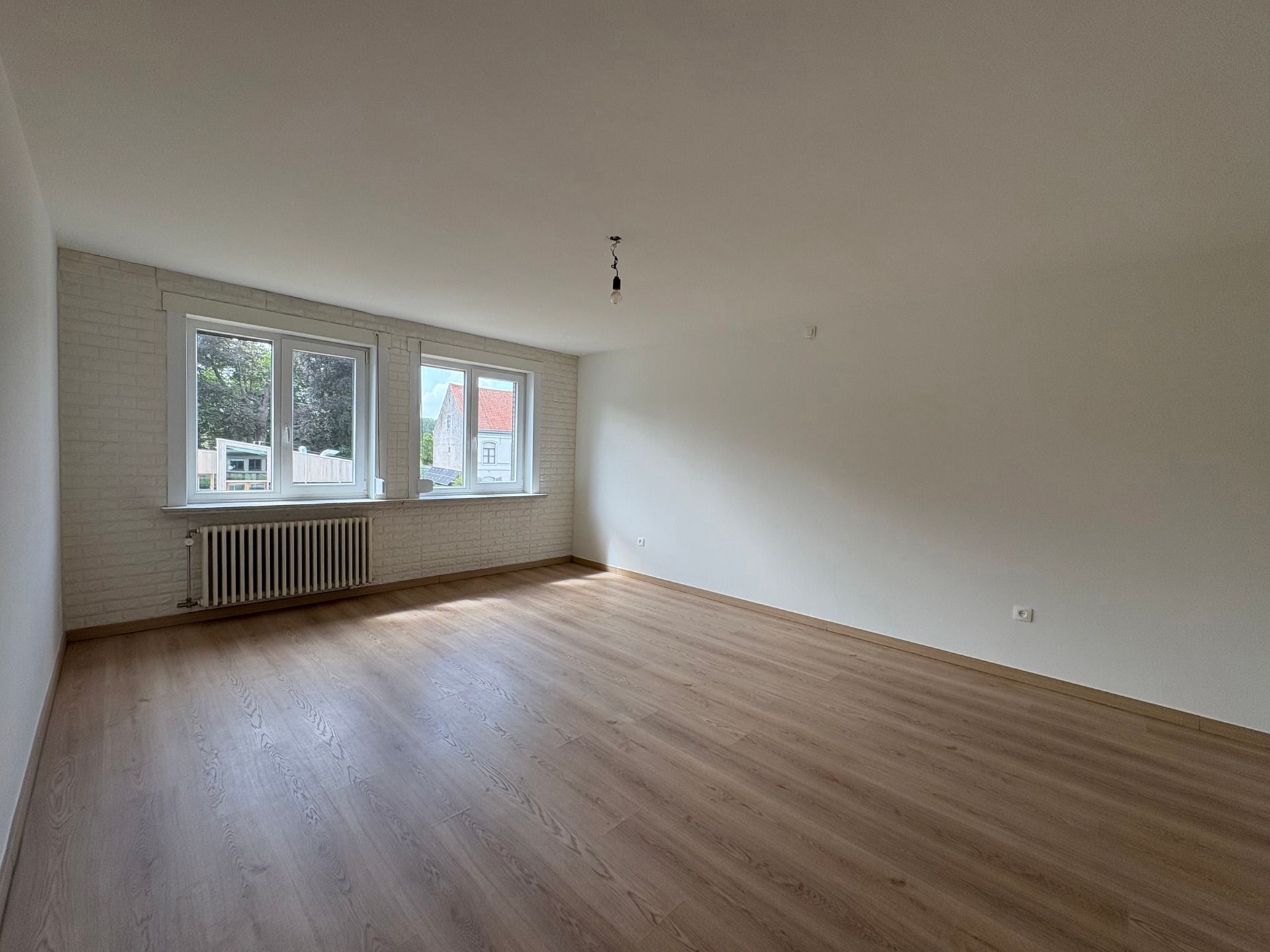 Ruime gerenoveerde woning met 5 slpks in centrum Ouwegem foto 17