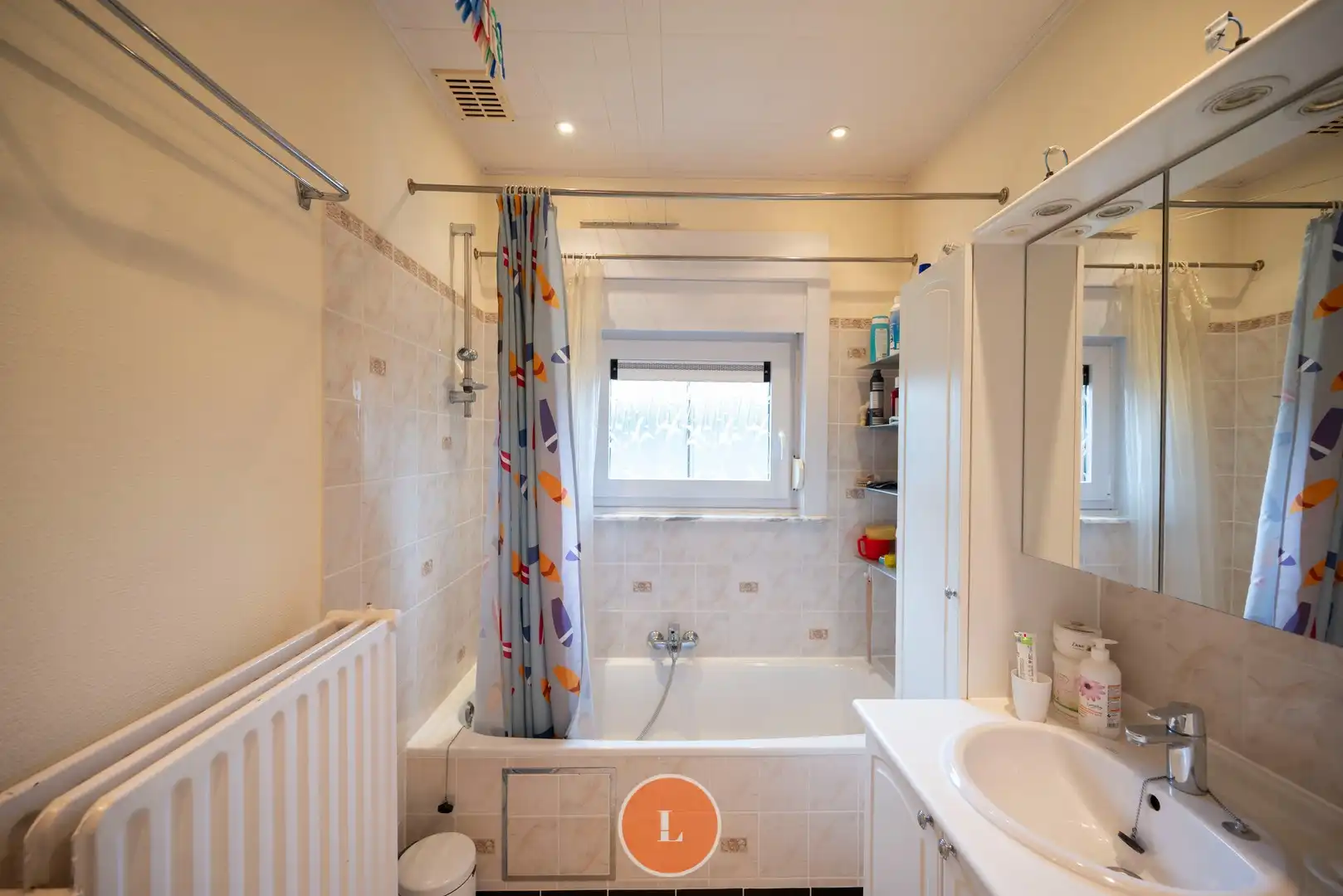 Te koop bungalow met 4 slaapkamers en ruime garage in rustige buurt foto 8