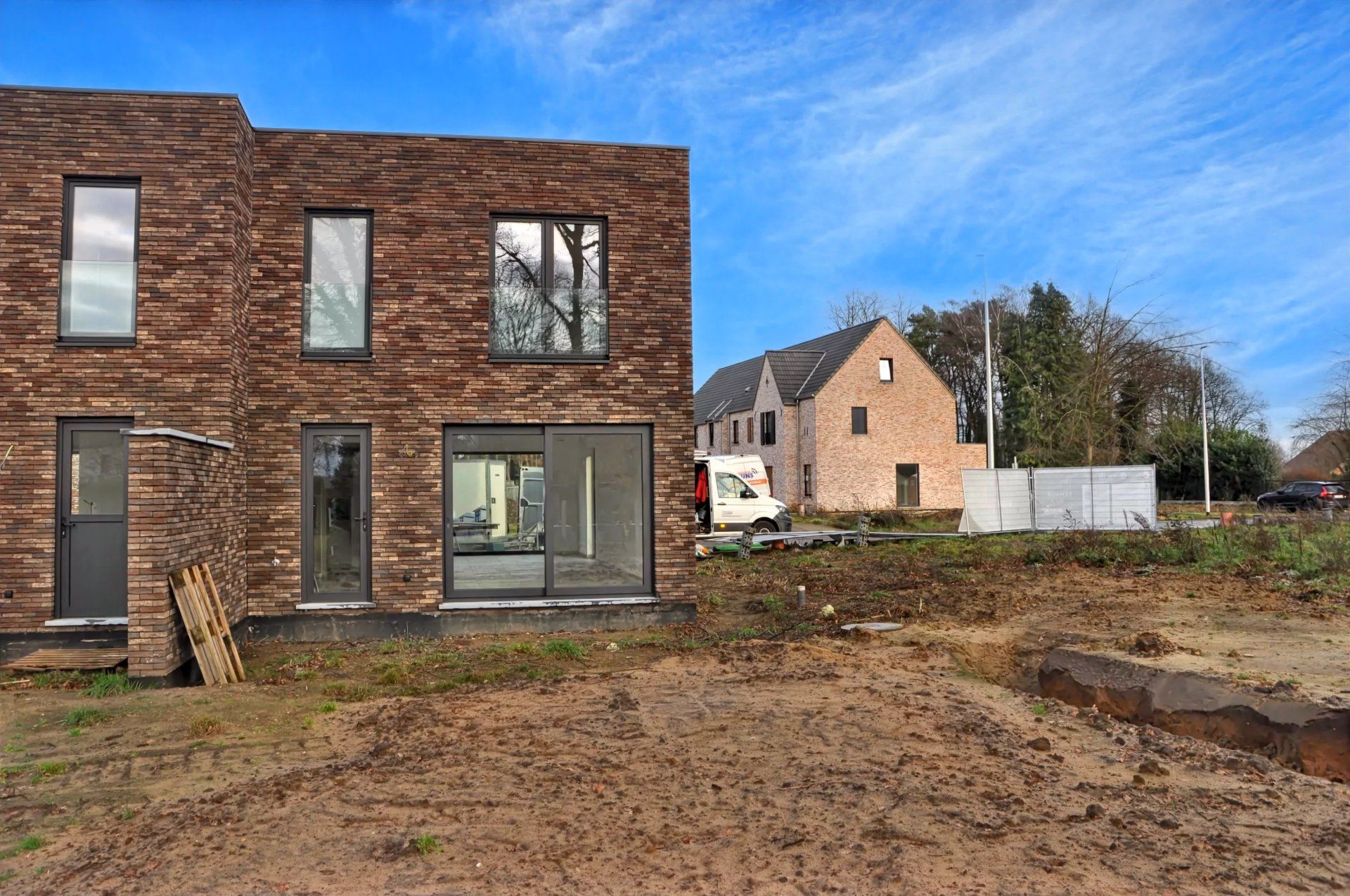 ZEER ENERGIEZUINIGE NIEUWBOUWWONING MET 3 SLPK IN HEUSDEN-ZOLDER foto {{pictureIndex}}