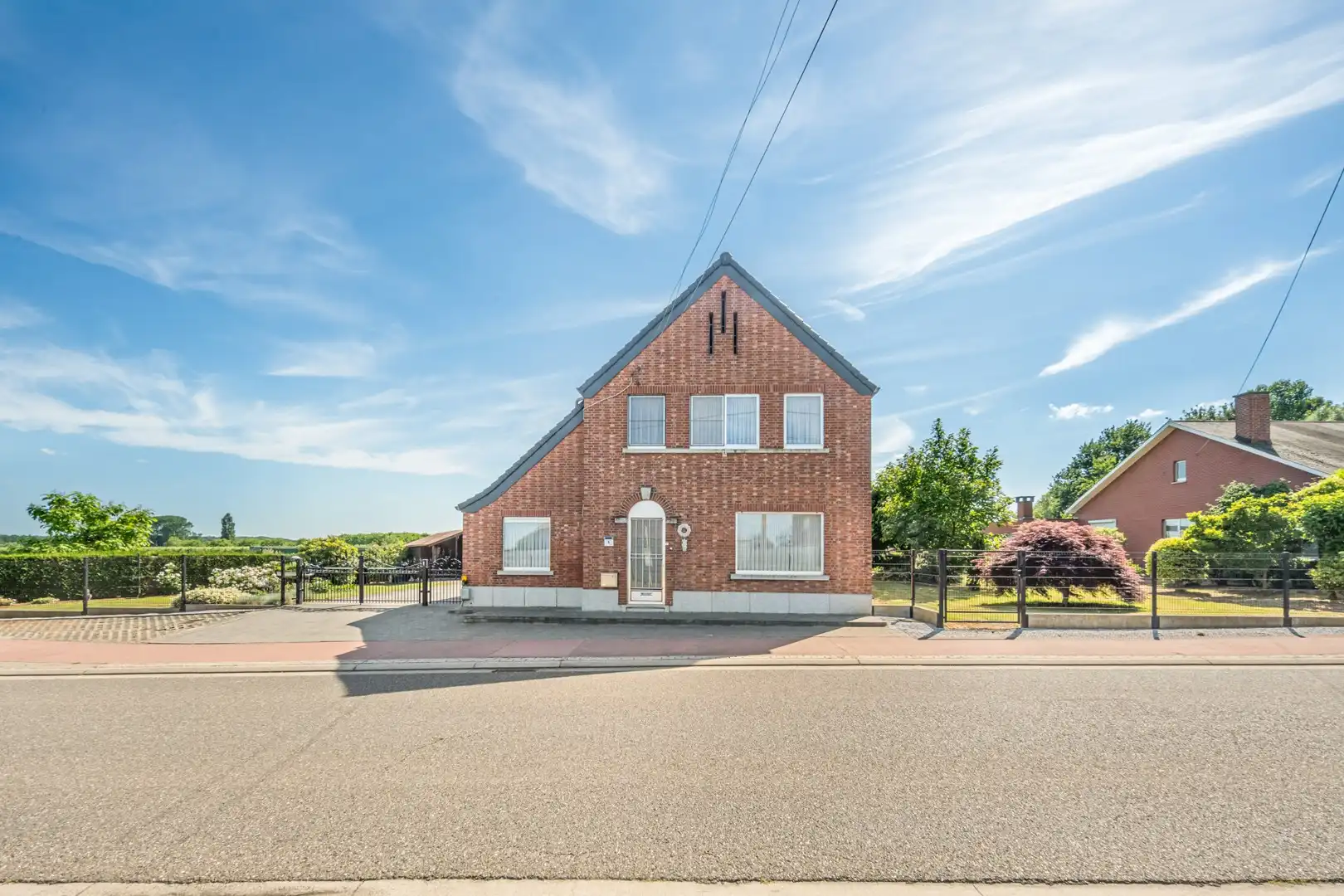 Charmante gezinswoning met prachtige tuin op een perceel van ca. 3.348 m² foto 2
