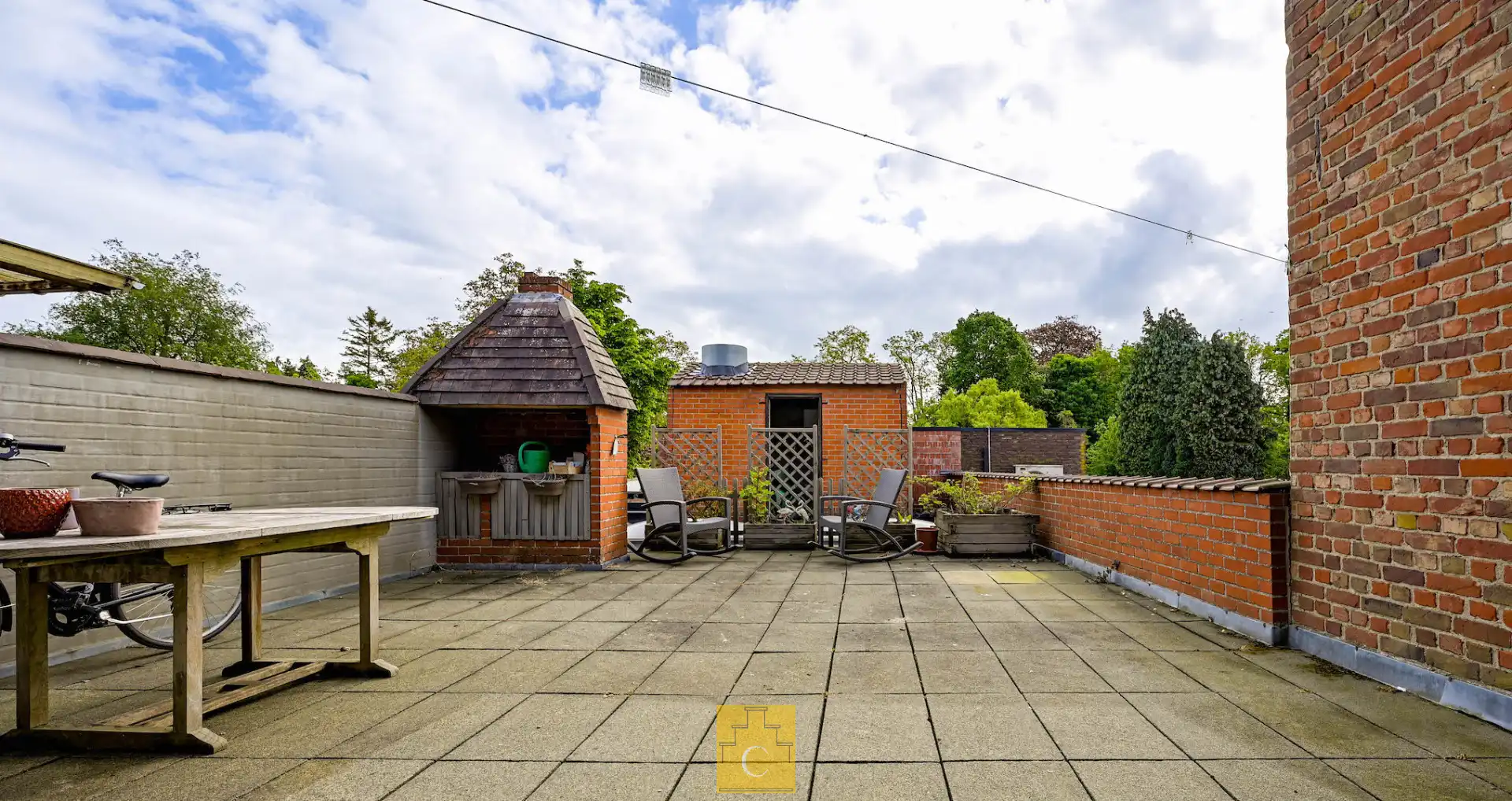 Ruim handelspand met duplexwoonst in het centrum van Loppem foto {{pictureIndex}}