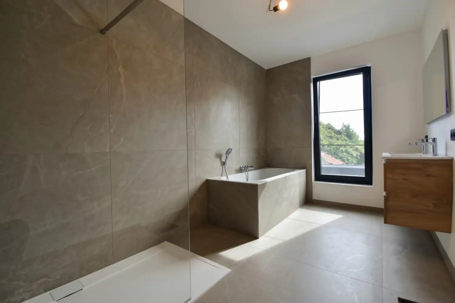 Ruime nieuwbouwwoning met 4 slaapkamers, garage en tuin nabij het centrum van Sint-Pieters-Leeuw foto 7