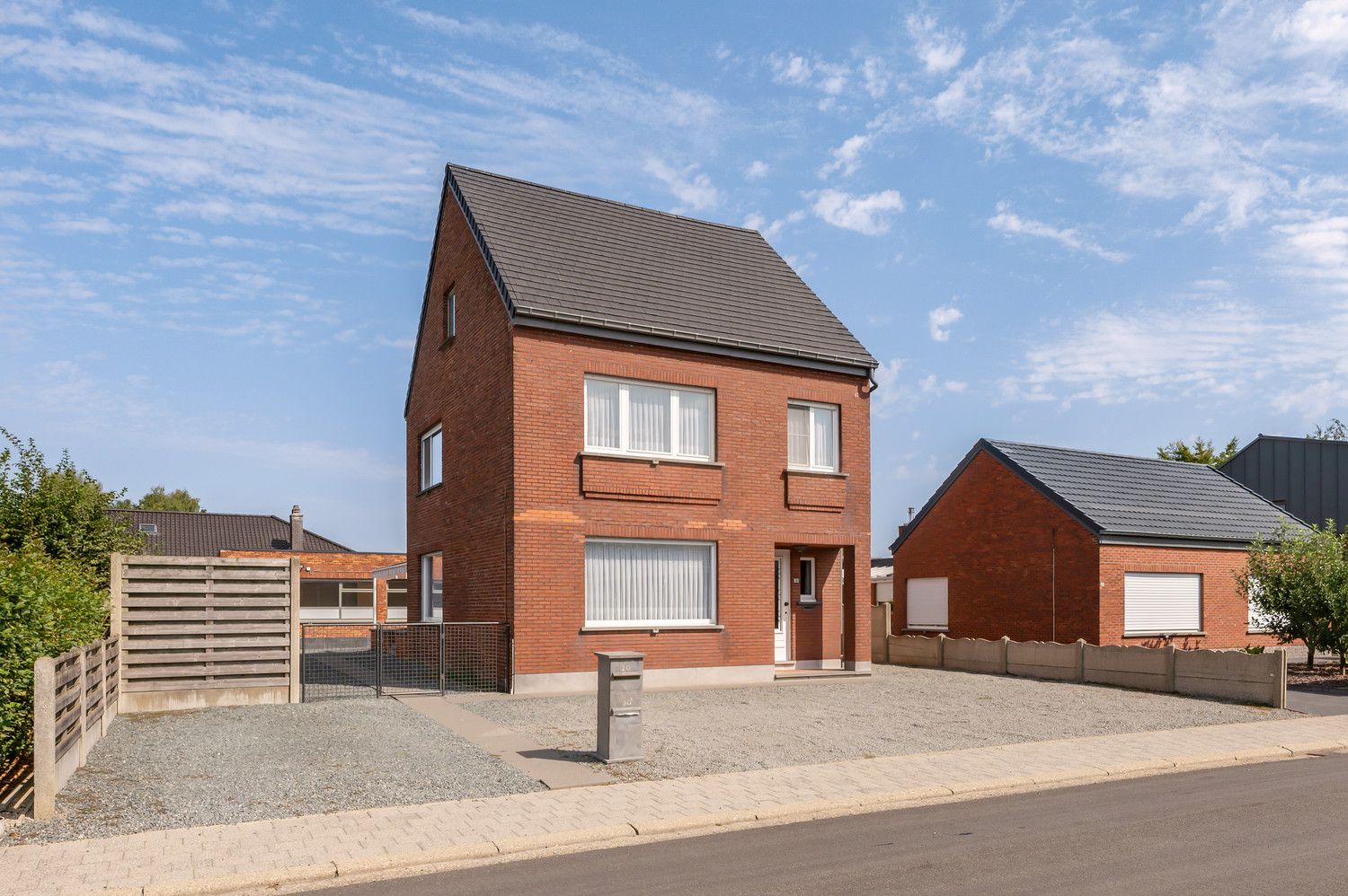 Hoofdfoto van de publicatie: Open bebouwing , 3 slaapkamers, tuin, garage