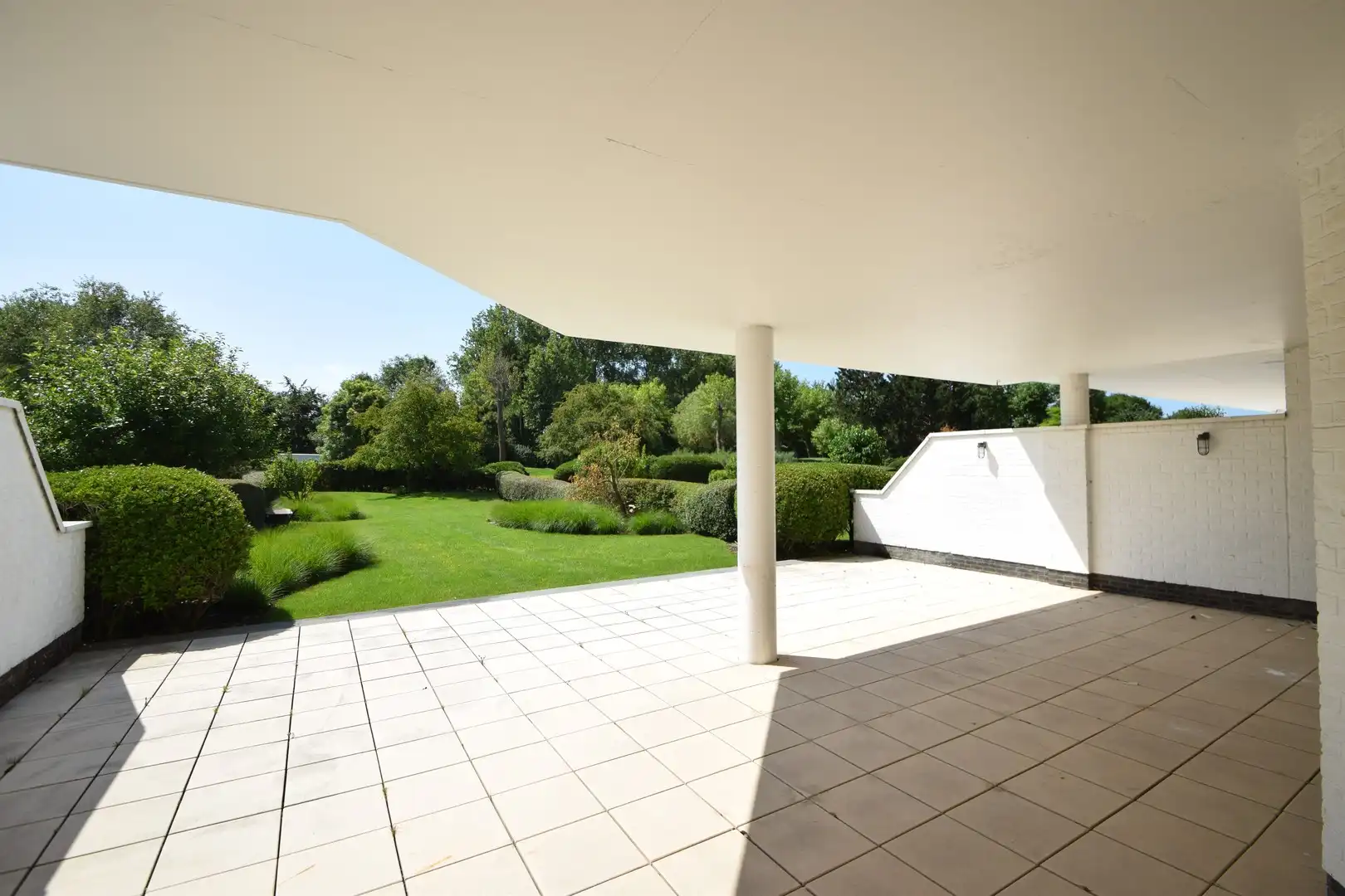 Zonovergoten tuin appartement met groot terras en prachtige tuin gelegen in het exclusieve domein Tennis Gardens. foto 9