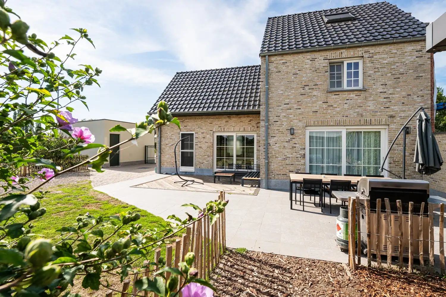 Halfopen woning met garage en ruime tuin foto 3