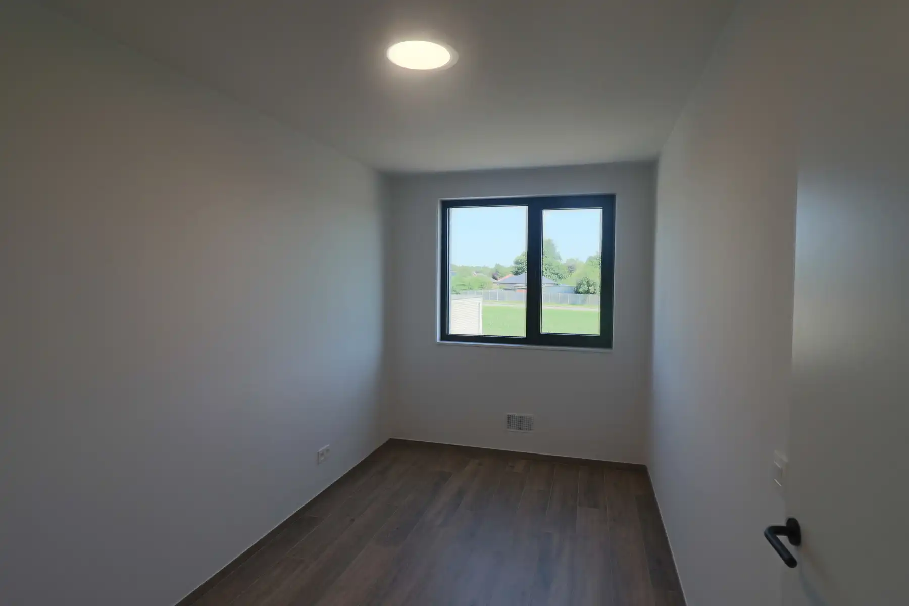 Energiezuinige nieuwbouwwoning met 4 slaapkamers, terras tuin en carport. foto 16