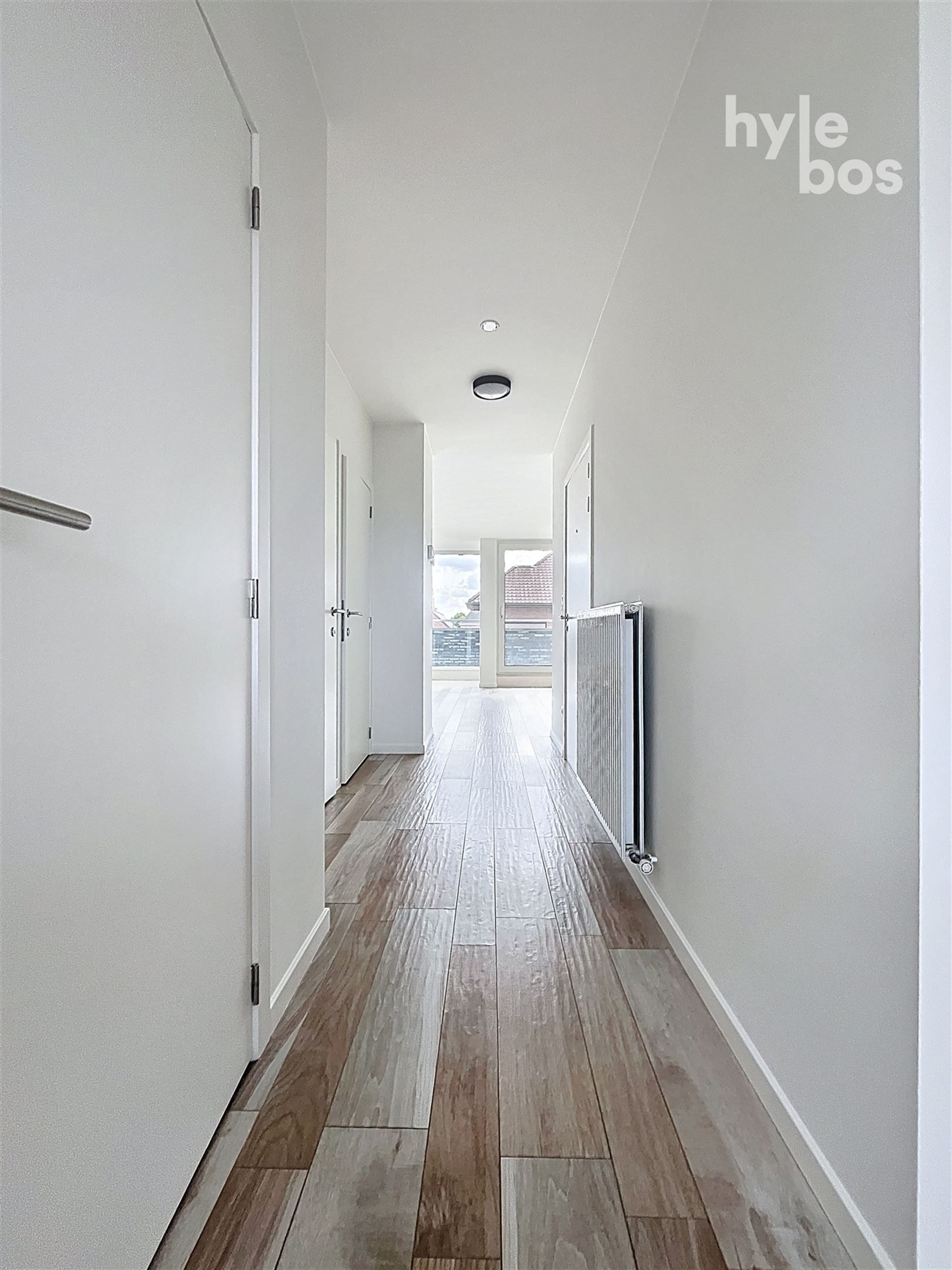 Centraal gelegen, instapklaar 2 slaapkamer appartement met autostaanplaats foto 11