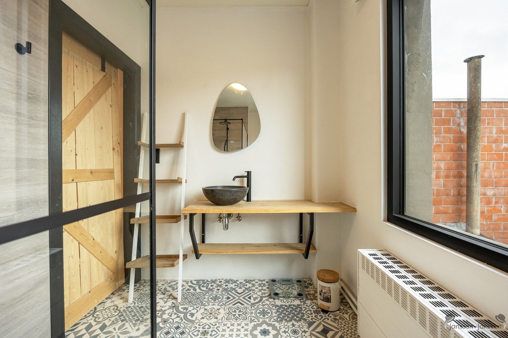 Charmante, instapklare woning met vernieuwde designkeuken, 4 slaapkamers en garage in hartje Brasschaat foto 16