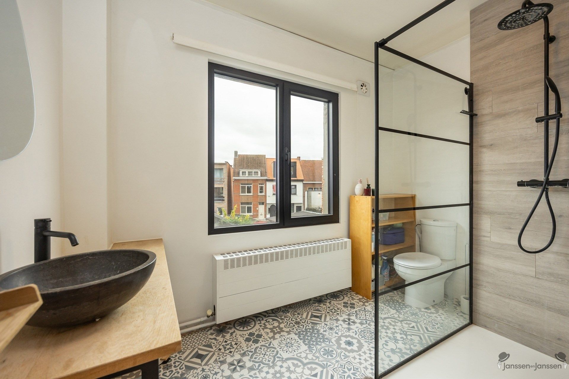 Charmante, instapklare woning met vernieuwde designkeuken, 4 slaapkamers en garage in hartje Brasschaat foto 16