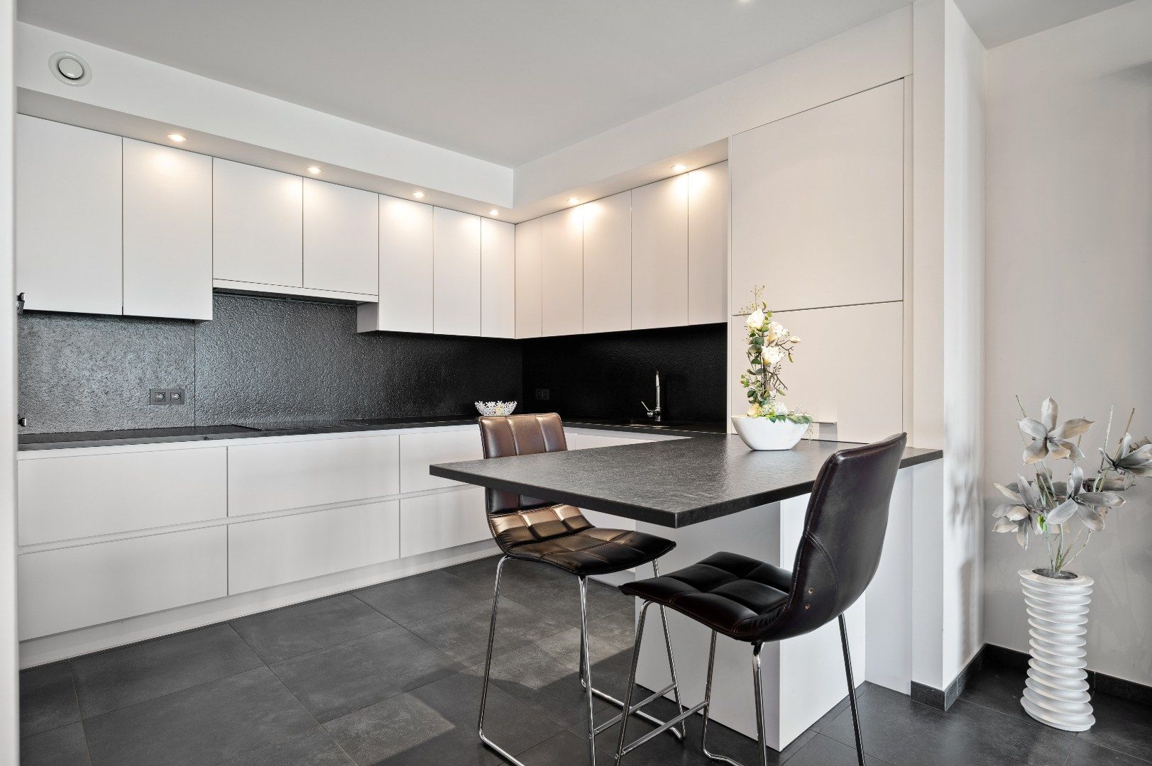 Instapklare, moderne penthouse op de Grote Markt in Tienen foto 10