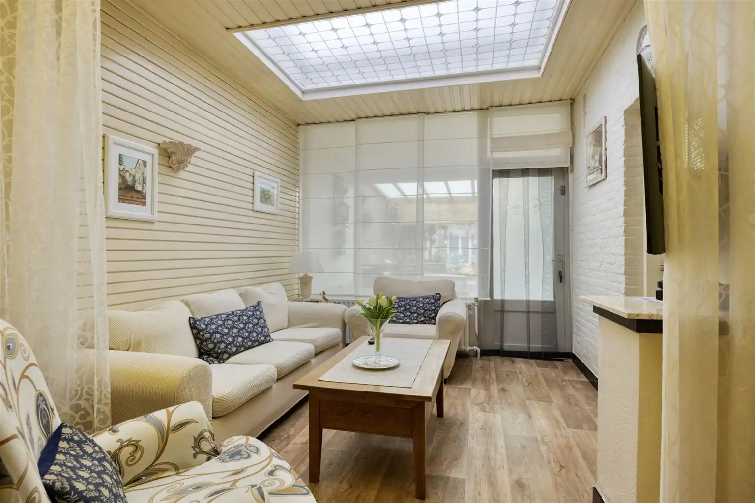 Prachtige karaktervolle stadswoning voorzien van 6 slaapkamers, ruime buitenkoer en vrijstaande garage in het centrum van Maaseik.  foto 10