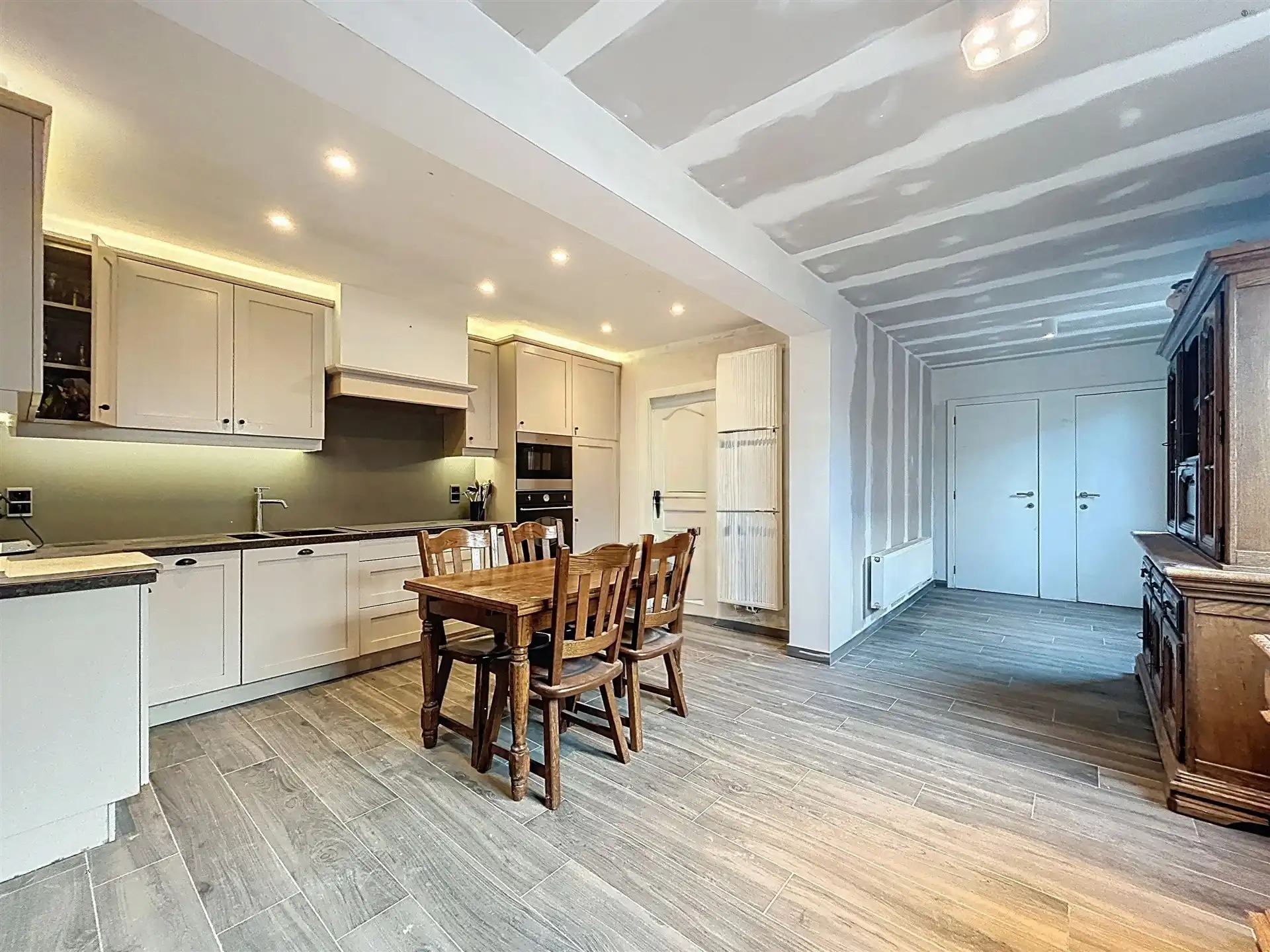 half open bebouwing met 4 slaapkamers op toplocatie foto 5