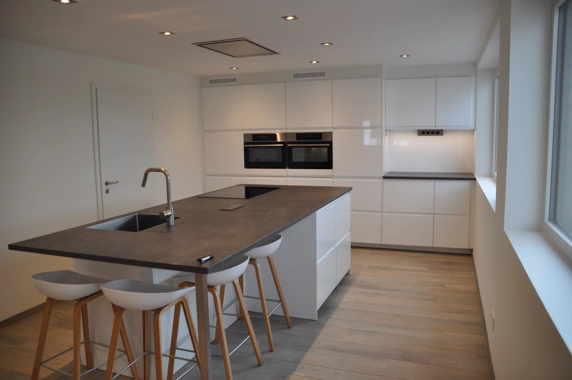 GERENOVEERDE WONING MET 3 SLPK EN LEUKE ONDERHOUDSVRIENDELIJKE TUIN IN BERBROEK foto 4