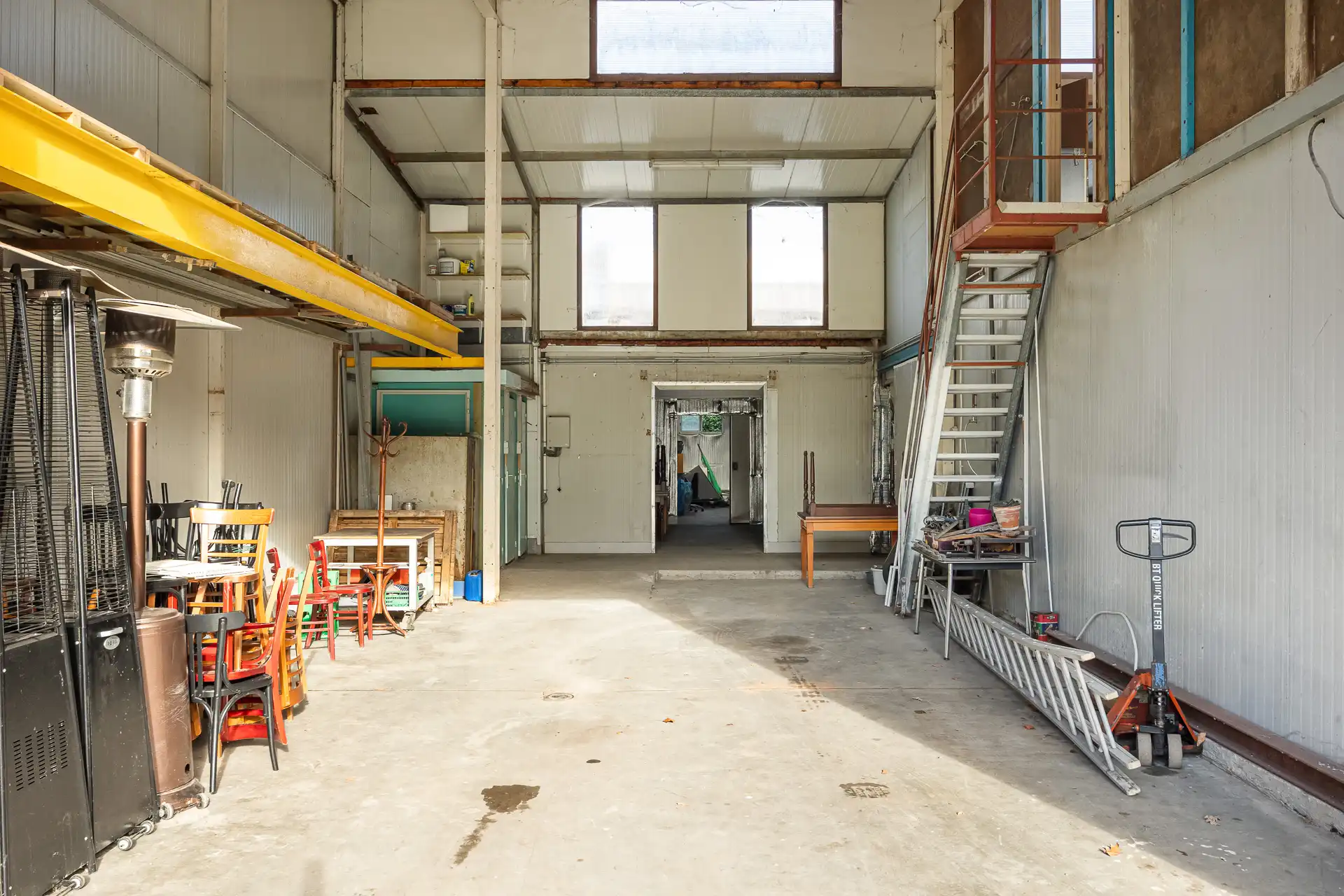 Ruime villa met garage en zwembad + bouwgrond + 2 magazijnen foto 15