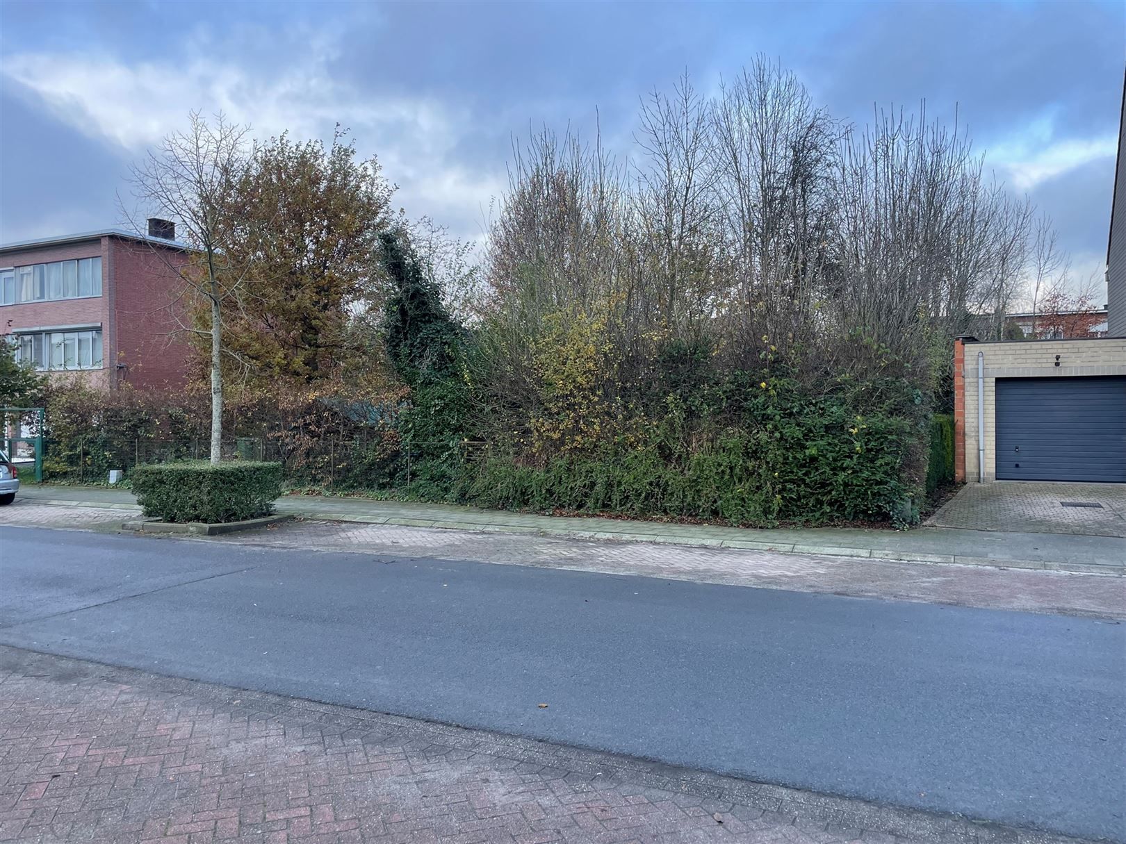 Bouwgrond ca. 347m2 voor halfopen bebouwing met garage foto {{pictureIndex}}