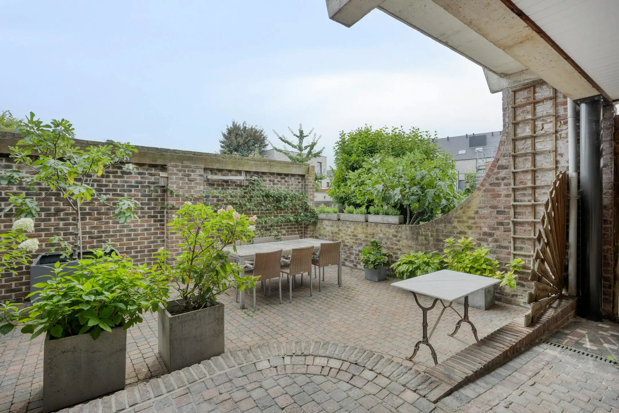 Riante herenwoning met handelsruimte te koop in Maaseik foto 12