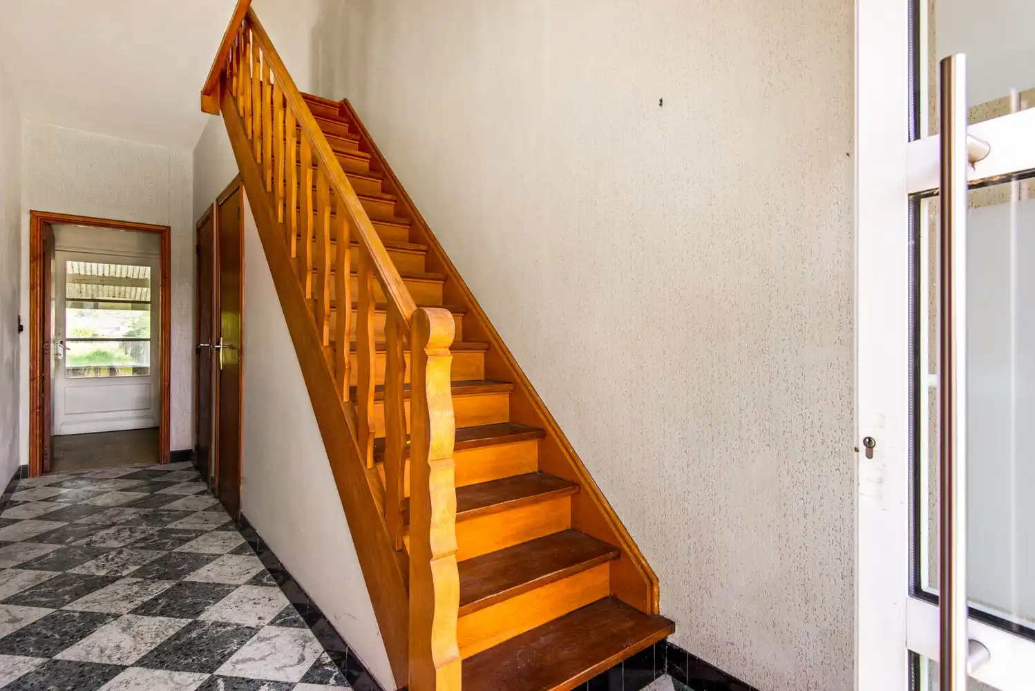 Te renoveren woning met karakter op toplocatie in Borsbeek. foto 5