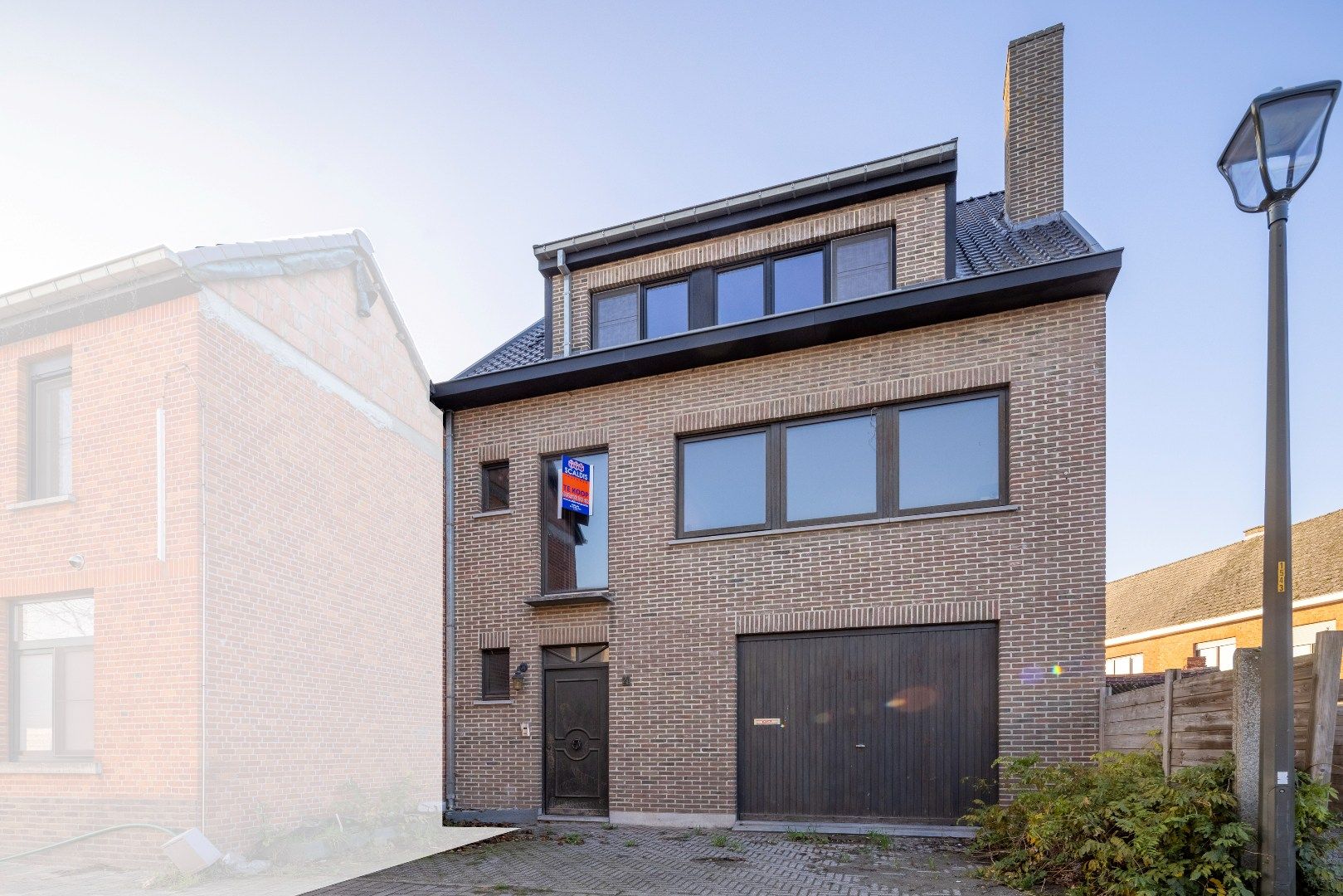 Gezellige bel-etage woning met 4 slk, grote garage en tuin foto {{pictureIndex}}