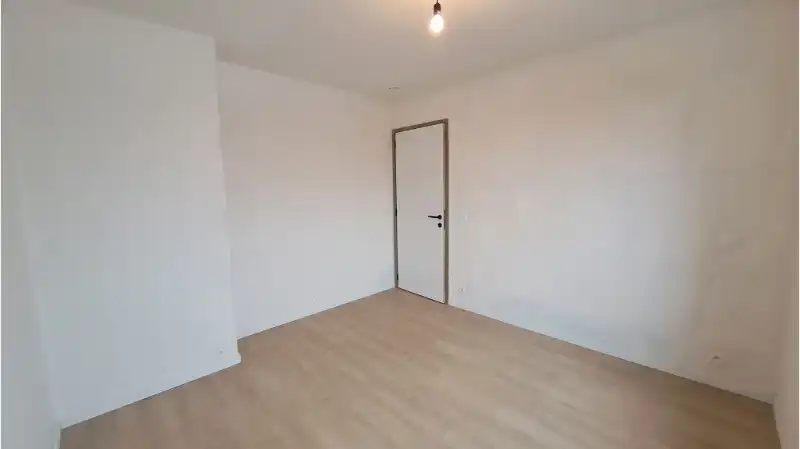 Recent 2-slaapkamerappartement met TERRAS en CARPORT te huur in Brugge foto 6