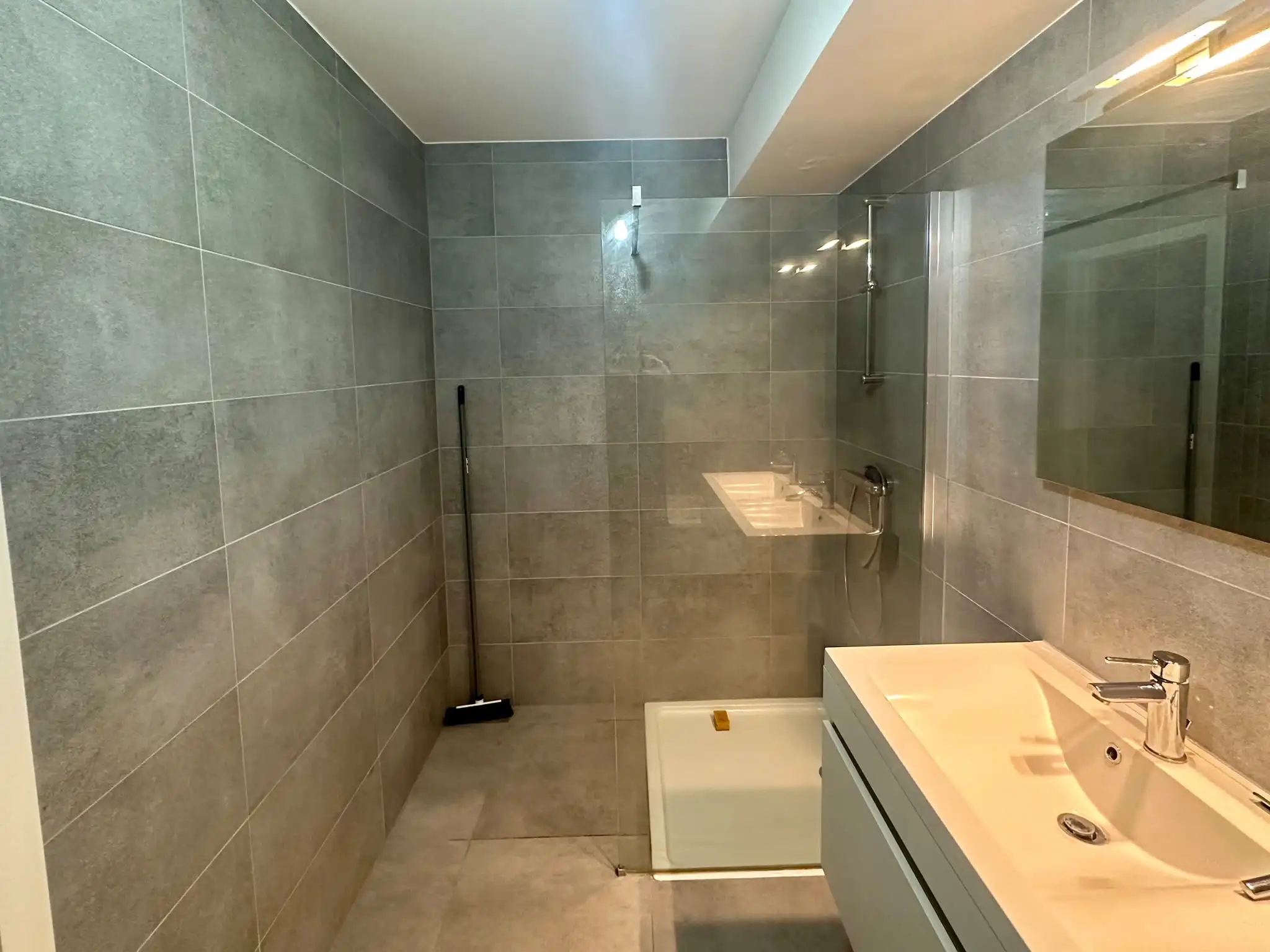 Gelijkvloers appartement met 2 slaapkamers, ruim terras en privé staanplaats foto 11