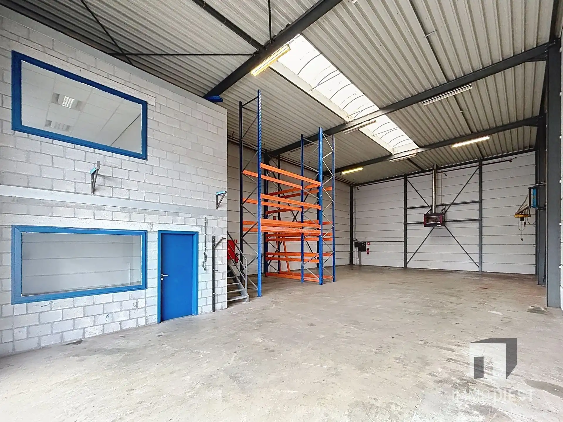 Magazijn, werkhuis met kantoorruimte en parking foto 4