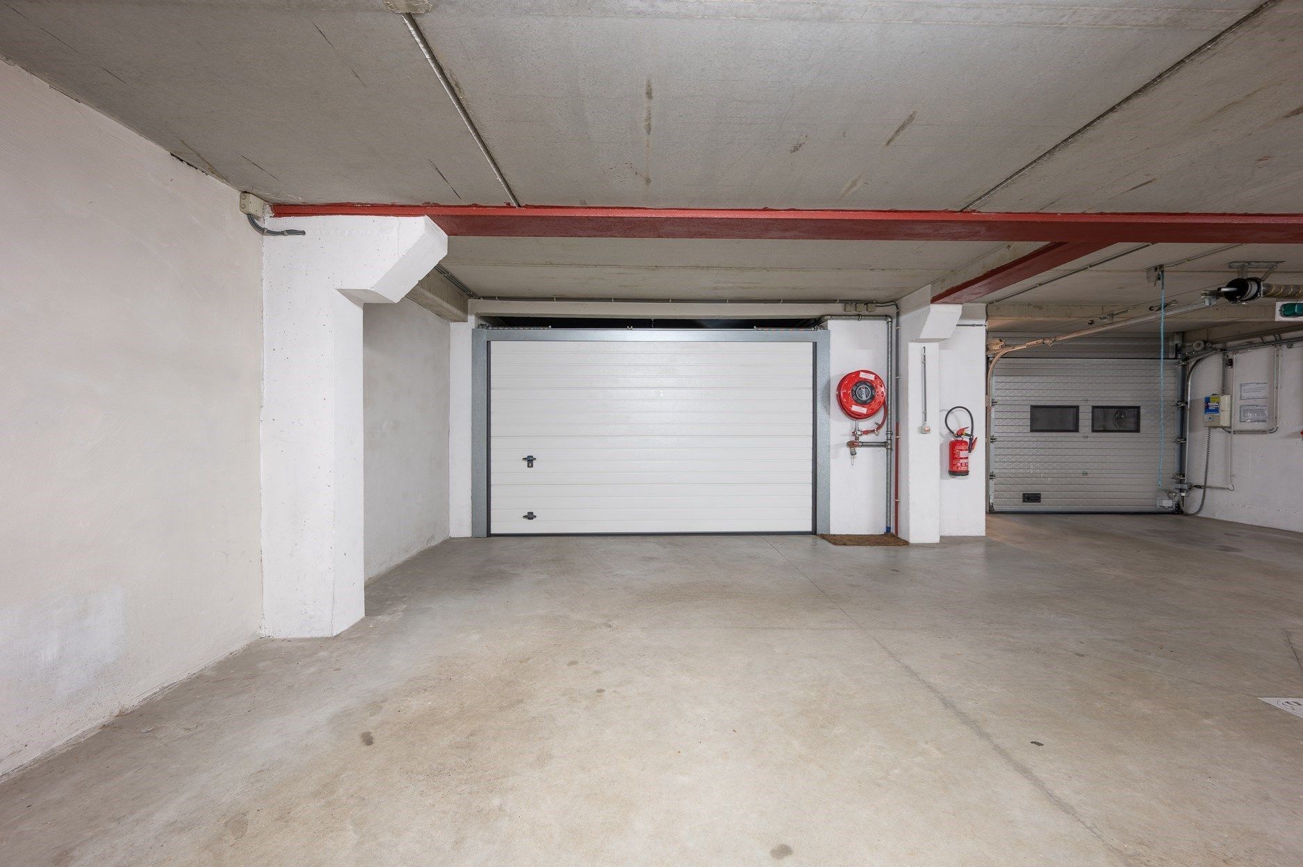 Ruim(165m2) woonappartement met mooie gevelbreedte van 10 meter en open zichten op de Piers de Raveschootlaan. Mogelijkheid tot aankoop van dubbele garagebox in foto 29