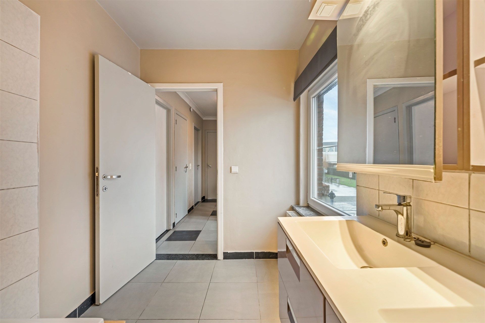 Solide gezinswoning met 2 slaapkamers, uitgestrekte tuin en garage foto 15