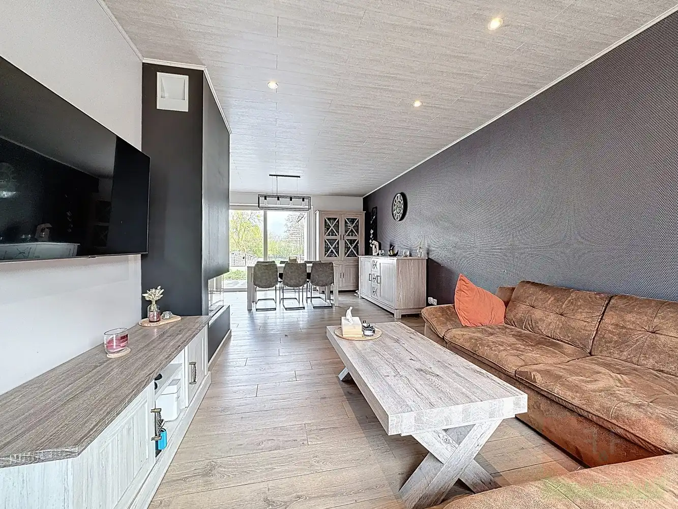 Instapklare hedendaagse gezinswoning met garage, opslagruimte en grote tuin foto 6