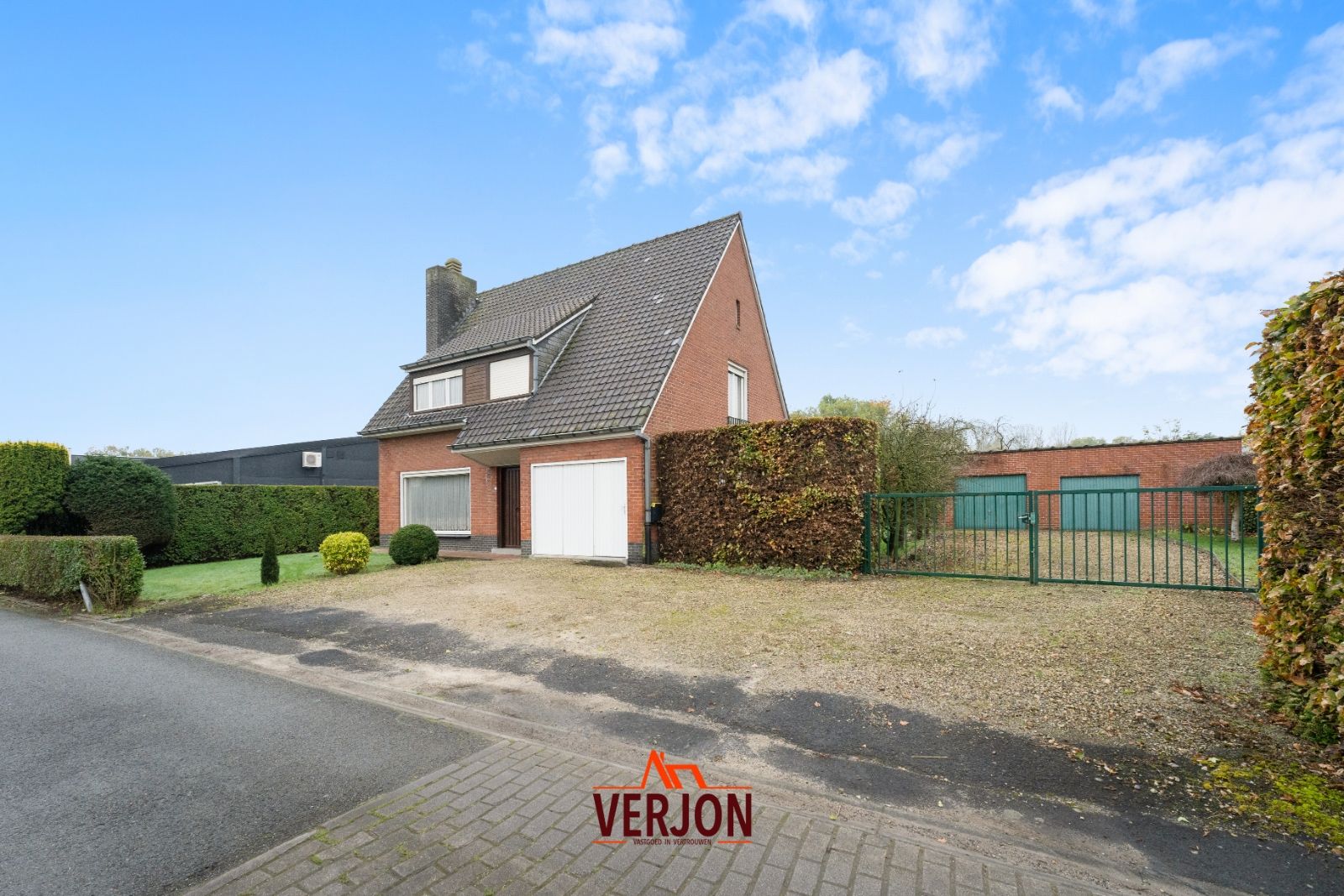 Hoofdfoto van de publicatie: Woning met garage en opslagruimte op perceel van 2503m2!