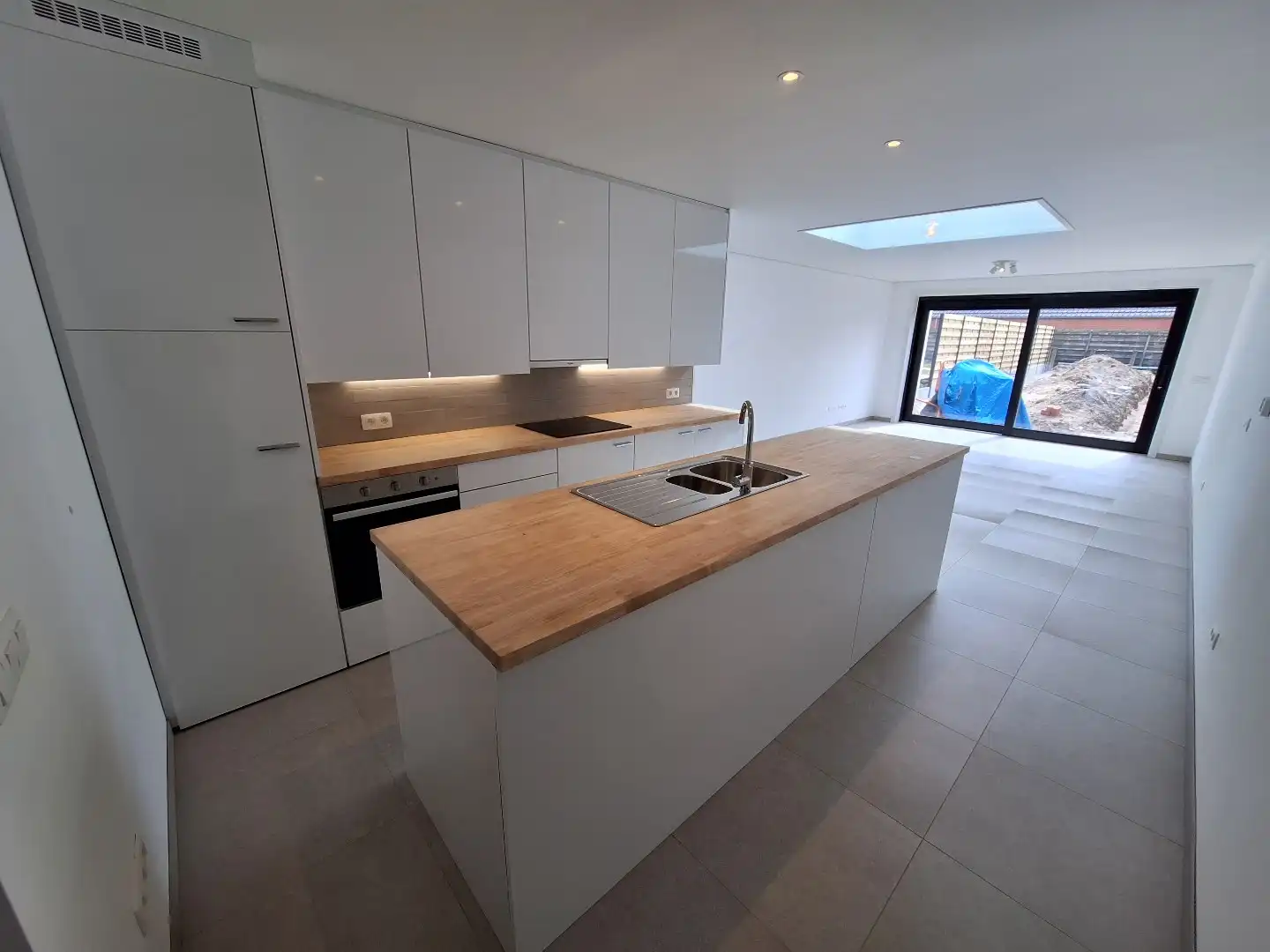 Gerenoveerde woning met 3 slaapkamers, diepe tuin en private parkeerplaats foto 2