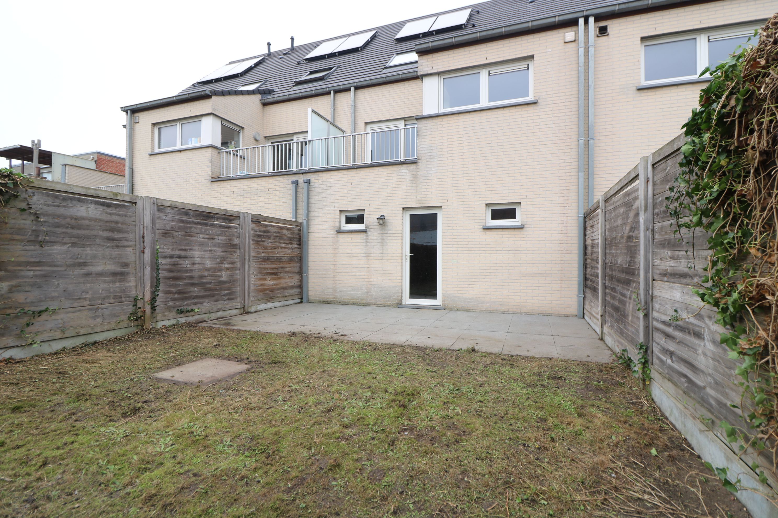 Recente ruime woning met 3 slaapkamers, dubbele garage en tuin foto 2